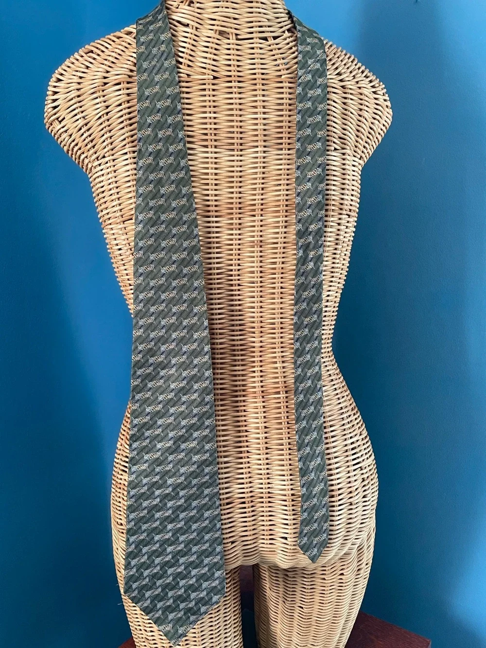 Vintage Geoffrey Beene Necktie 100% Silk USA Olive Green Gold Pattern 4” x 58”